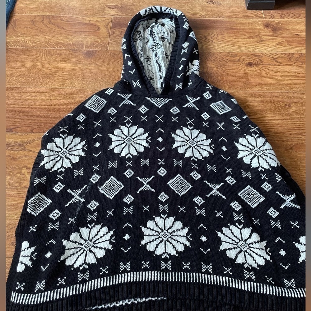 Old Navy Black & White nordic hooded knit poncho in size M